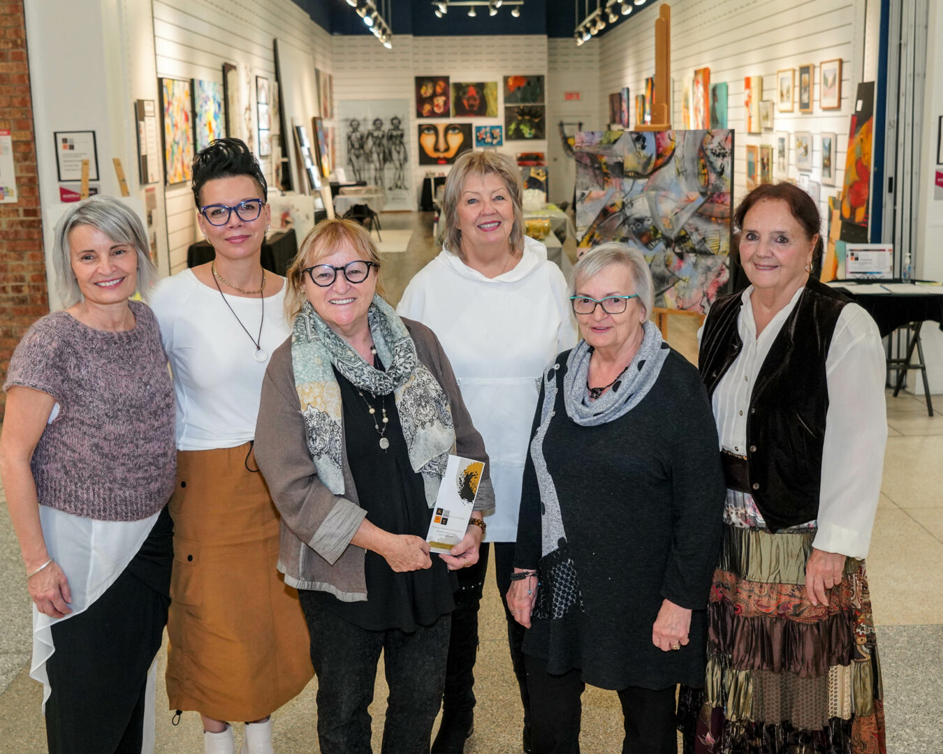 Atelier d’artistes regroupe Sylvie Bienvenu, Isabelle Tellier, Sylvie Fournier, Francine De Blois, Maryse Laroche-Plourde, Denise Girard ainsi que Luis Maria Arias Duque (absent) et Sylvain Demers (absent). Photo François Larivière | Le Courrier ©