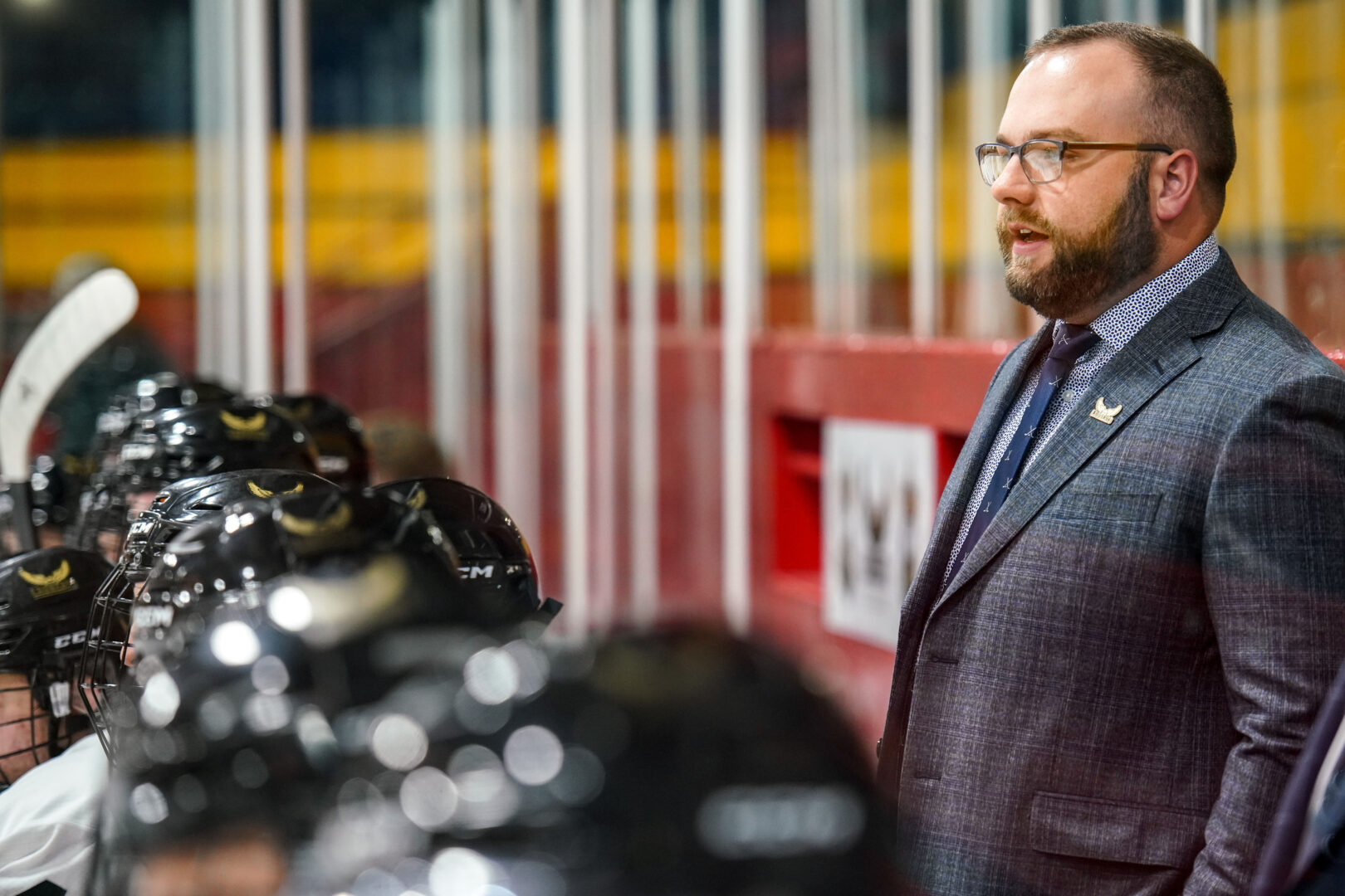 L’entraîneur-chef des Lauréats, Gabriel Doyon, est heureux de voir où son équipe est rendue à ce stade de la saison. Photo François Larivière | Le Courrier ©