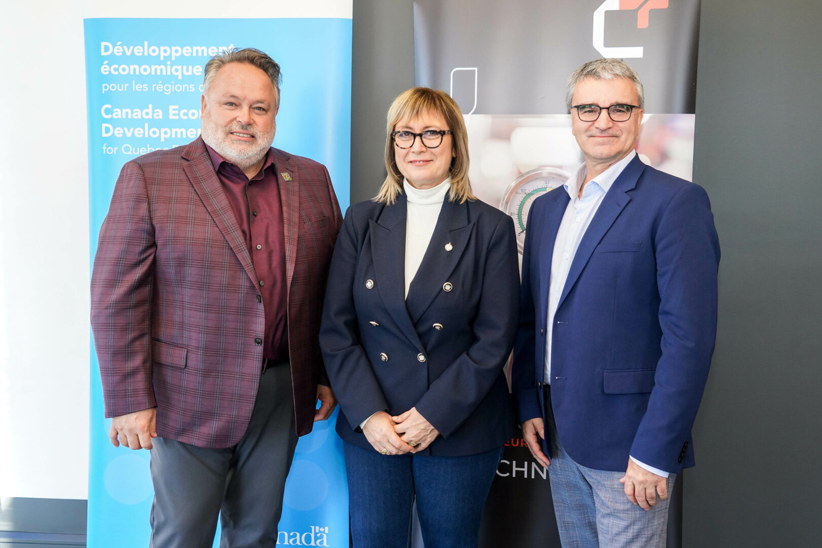 André Beauregard, maire de Saint-Hyacinthe, Annie Koutrakis, députée de Vimy et secrétaire parlementaire de la ministre du Tourisme et ministre responsable de DEC, et Jean Lacroix, président-directeur général de Cintech agroalimentaire, lors de l’annonce de l’appui financier. Photo François Larivière | Le Courrier ©