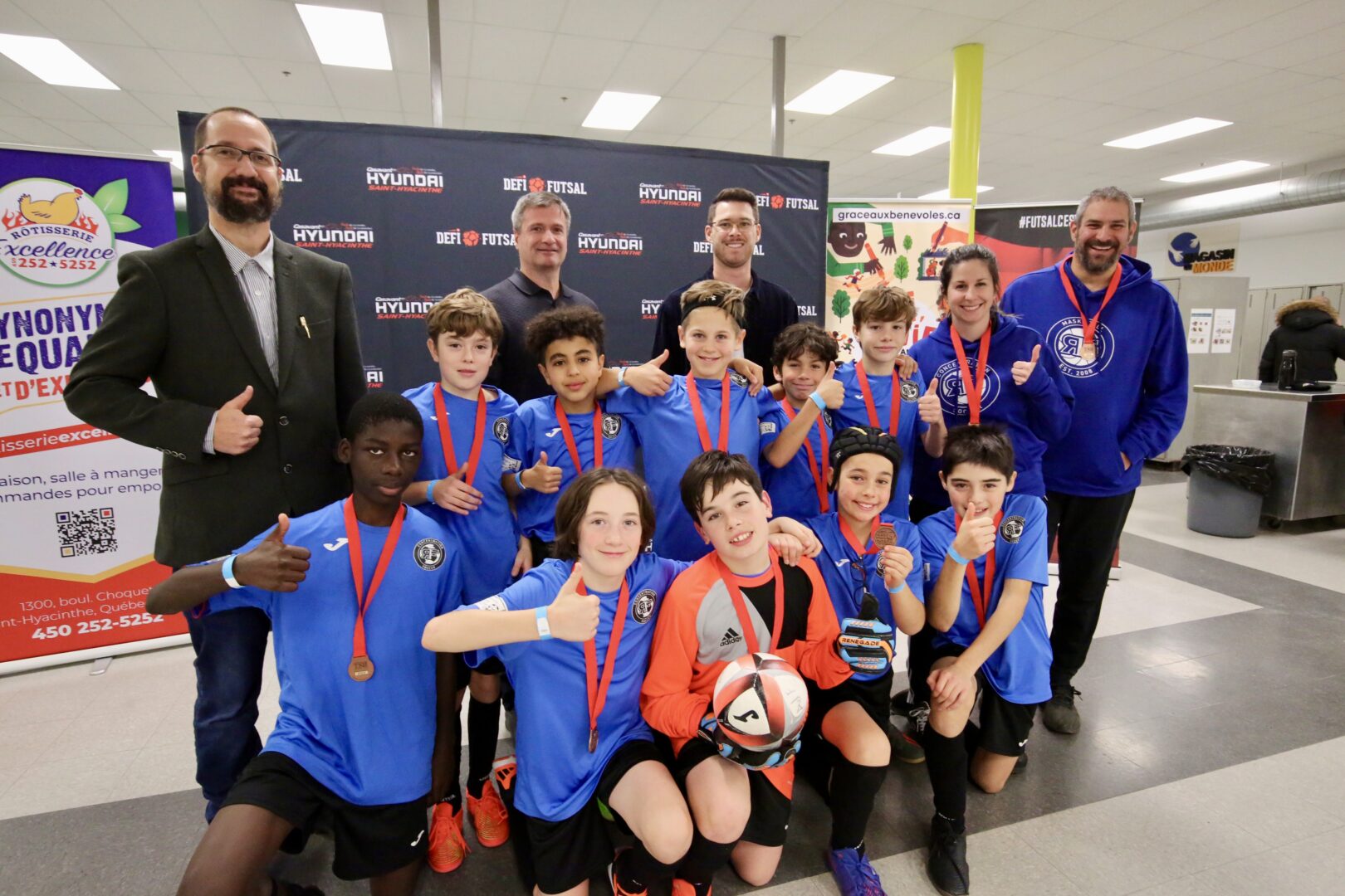 Chez les garçons comme chez les filles, l’école Roméo-Forbes est montée sur le podium dans les classes compétitives lors du Défi Futsal primaire Roméo-Forbes. Sur la photo, on voit l’équipe Roméo-Forbes 2 qui a remporté la médaille de bronze chez les garçons. Photo Robert Gosselin | Le Courrier ©