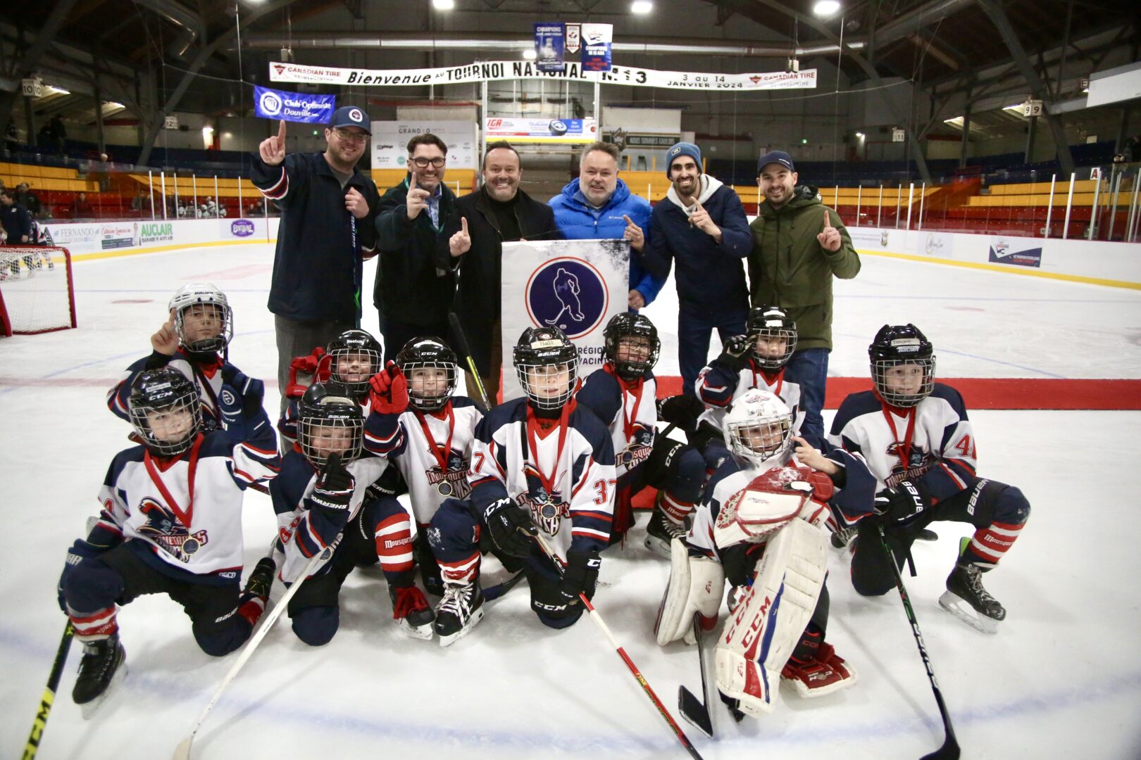 Les joueurs des Mousquetaires 2 de Saint-Hyacinthe posent fièrement avec leur médaille d’or et la bannière de champions après leur victoire en finale niveau 3 du Tournoi interrégional de hockey M9 de Saint-Hyacinthe. Photo Robert Gosselin | Le Courrier ©