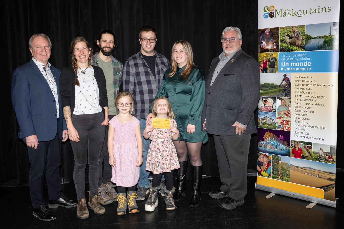 Serge Lefebvre, président de la Fondation Agria, Cynthia Pigeon et Michaël Tougas, de la Ferme La Rosace, Jérémie Leclerc, Jessika Huot et leurs enfants, de la Ferme Porchoc, et Daniel Paquette, préfet suppléant de la MRC des Maskoutains. Photo Patrick Roger