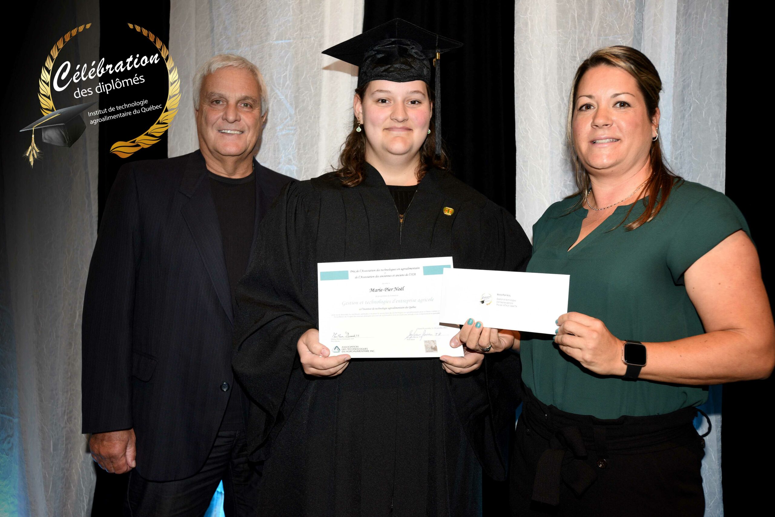 Marie-Pier Noël, finissante de l’ITAQ en Gestion et technologies d’entreprise agricole, a obtenu un prix de l’Association des technologues en agroalimentaire (ATA) et de l’Association des anciennes et des anciens de l’Institut de technologie agroalimentaire (AAAITA), campus de Saint-Hyacinthe. Sur la photo, de gauche à droite : Luc Morissette, représentant de l’AAAITA, campus de Saint-Hyacinthe, Marie-Pier Noël, récipiendaire, et Marie-Pierre Grimard, représentante de l’ATA. Photo gracieuseté