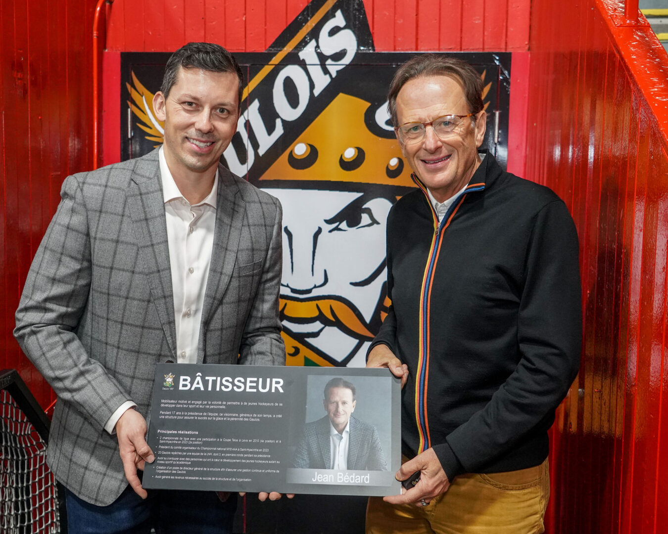 Le président actuel des Gaulois de Saint-Hyacinthe, Bruno Gervais, a remis une plaque de bâtisseur à Jean Bédard pour son implication de 17 saisons au sein de l’organisation à titre de président de l’équipe. Photo François Larivière | Le Courrier ©