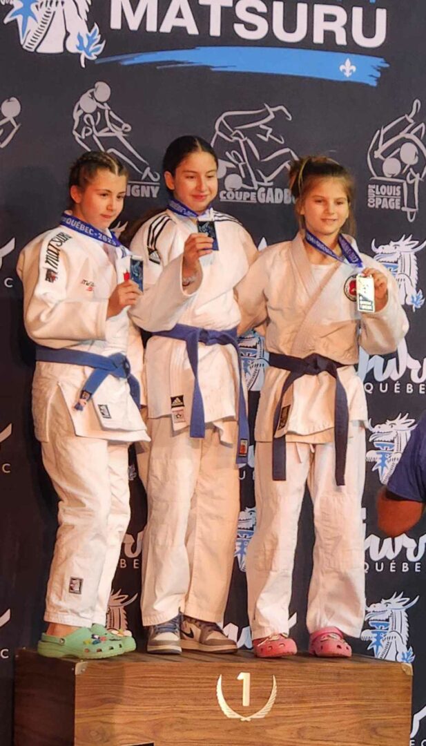 Dalia Benhamou (au centre), du Club de judo de Saint-Hyacinthe, a notamment remporté la médaille d’or à l’Omnium du Québec. Photo gracieuseté