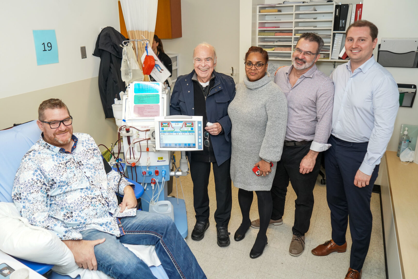 Patrick Pépin et Michel St-Pierre en compagnie de Dre Soraya Diallo, Dr Sylvain Brunet et Dr Louis-Frédéric Martin. Photo François Larivière | Le Courrier ©