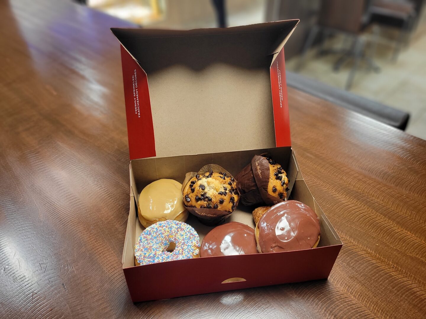 Les paniers-surprises à 4,99 $ du Tim Hortons contiennent des pâtisseries d’une valeur allant jusqu’à 15 $. Photo | Le Courrier ©