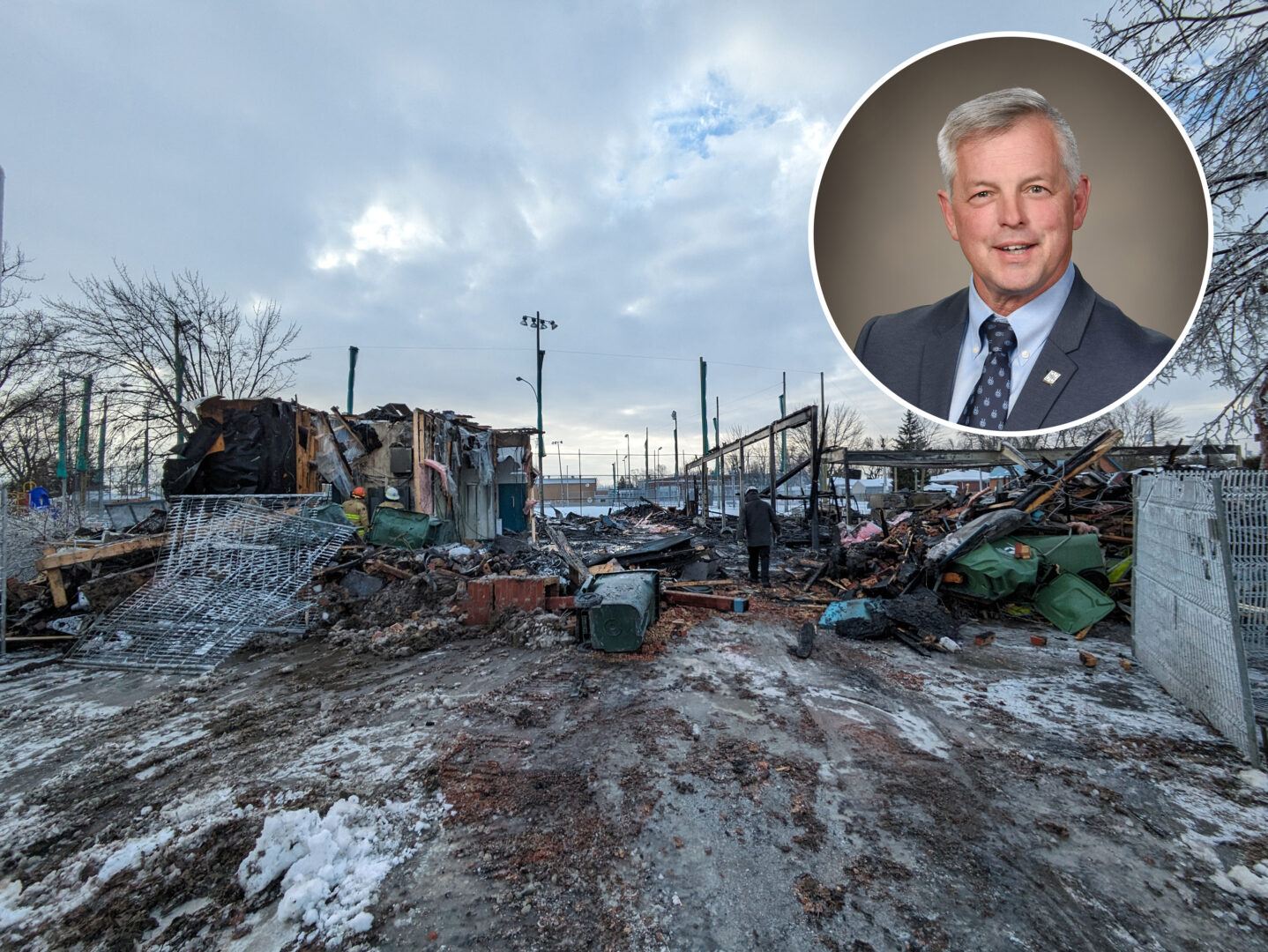 Un problème électrique de nature accidentelle expliquerait l’incendie qui a détruit le centre communautaire des Loisirs Assomption. Conscient du danger, le conseiller du quartier, Pierre Thériault (en mortaise), était au cœur de l’action lundi soir. Photo Adam Bolestridge et Photothèque | Le Courrier ©