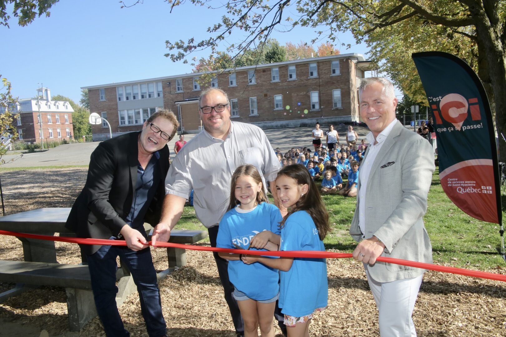 Le directeur de l’école Notre-Dame-de-la-Paix, Steve Gaudreault, le maire suppléant de la Municipalité de Saint-Simon, Patrick Darsigny, le directeur général du CSSSH, Jean-Pierre Bédard, en compagnie des gagnantes du concours pour trouver le nom de la classe extérieure, Lauranne Darsigny et Joli-Anne Vermette, lors de la coupe du ruban. Photo Robert Gosselin | Le Courrier ©