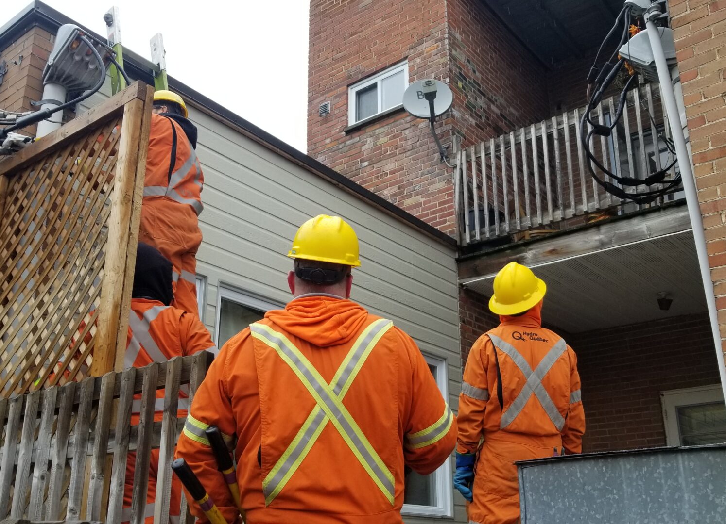 Des employés d’Hydro-Québec ont dû intervenir les 1er et 2 décembre pour effectuer des réparations sur des édifices du centre-ville à la suite d’un vol de mises à la terre pour le cuivre. Photo gracieuseté