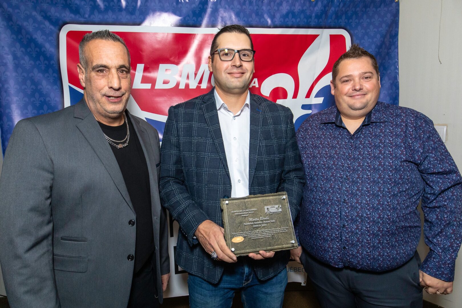 Le Maskoutain Martin Bérubé (au centre), qui a fait partie de l’organisation des Castors d’Acton Vale pendant 16 saisons, a été intronisé au Temple de la renommée de la Ligue de baseball majeur du Québec. Photo Martin Savoie - Ligue de baseball majeur du Québec