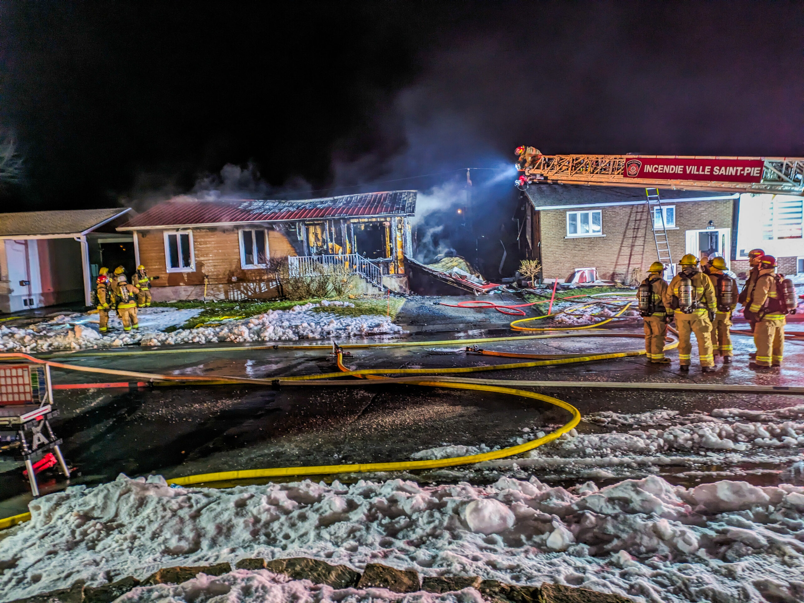 Sur l’avenue des Plaines, cette résidence a été le théâtre d’un violent incendie le 14 décembre. Photo Adam Bolestridge | Le Courrier ©