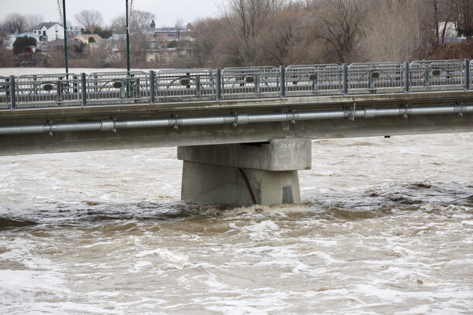 Mardi matin, le niveau et le débit de la rivière Yamaska étaient particulièrement élevés à Saint-Hyacinthe. Photo Robert Gosselin | Le Courrier ©