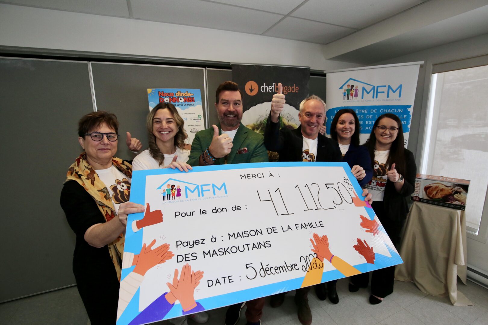 Isabelle Eysseric, d’Industrie Gastronomique Cascajares, Émilie Grenier et Benoît Bienvenue, du Groupe Benoît Bienvenue, Jocelyn et Marylène Leblanc, de Lebco, et Andréanne Morin, directrice accompagnement aux familles à la Maison de la famille des Maskoutains. Absentes sur la photo : Laurie Leblanc, de Lebco, et Myriam Martel, directrice générale de la Maison de la famille des Maskoutains. Photo Robert Gosselin | Le Courrier ©