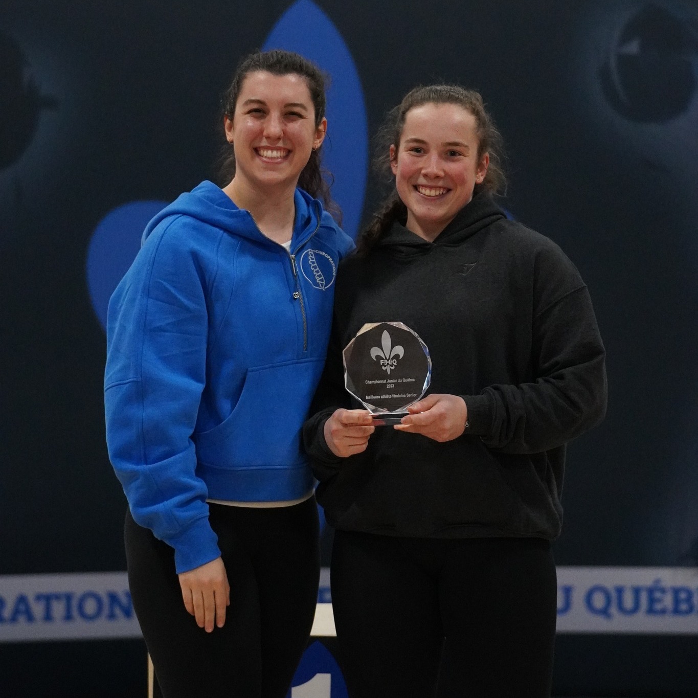 Charlotte Simoneau recevant son prix de meilleure leveuse du championnat québécois junior des mains de Tali Darsigny. Photo gracieuseté