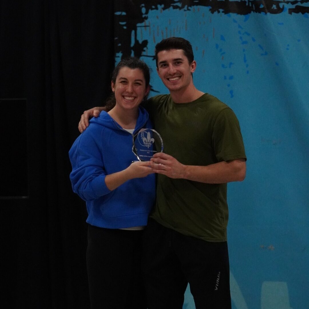 Shad Darsigny recevant son prix de meilleur leveur du championnat québécois junior des mains de Tali Darsigny. Photo gracieuseté