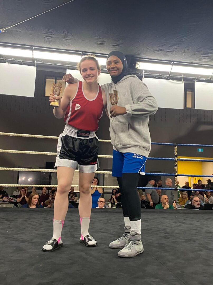 Le duel entre Marianne Tessier (Club de boxe performance), à gauche, et Aïssatou Talibe Diallo (Apprentis Champions), à droite, a été élu le combat de la soirée. Photo gracieuseté