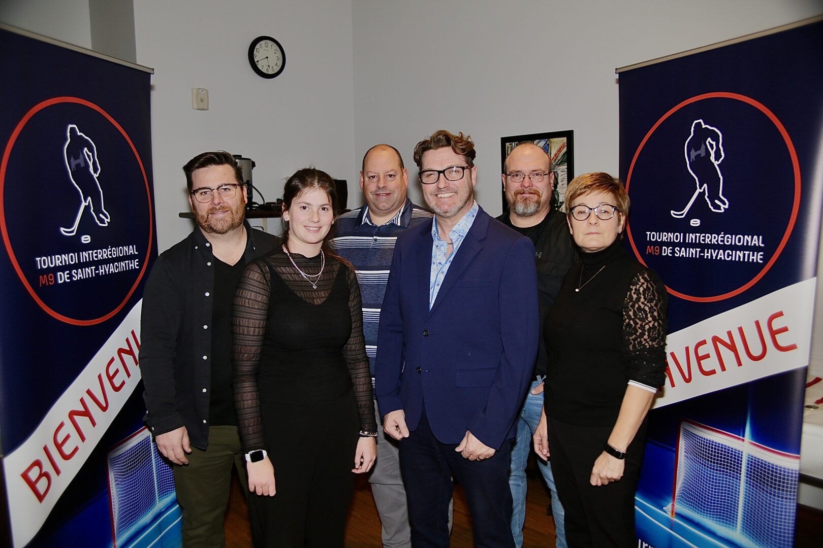 Le comité organisateur du nouveau Tournoi interrégional M9 de Saint-Hyacinthe, piloté par le président de l’Association de hockey mineur de Saint-Hyacinthe, Stephen Carroll (au centre). Photo Robert Gosselin | Le Courrier ©