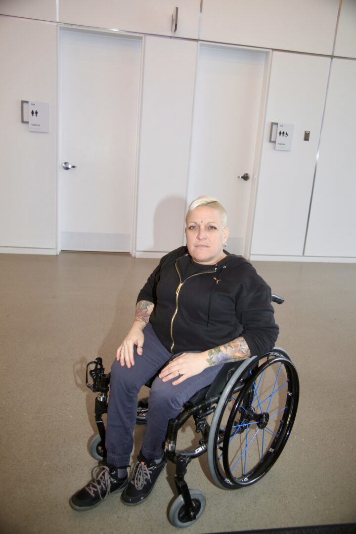 Jani Barré a découvert de nombreuses lacunes dans l’accès à la nouvelle bibliothèque T.-A.-St-Germain, dont la largeur de la porte de la toilette pour personne handicapée qui est plus étroite que celle des toilettes régulières. Photo Robert Gosselin | Le Courrier ©