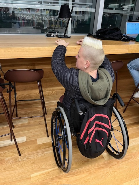 On ne trouve pas de table de travail ou de coin lecture adapté aux personnes à mobilité réduite. Photo gracieuseté