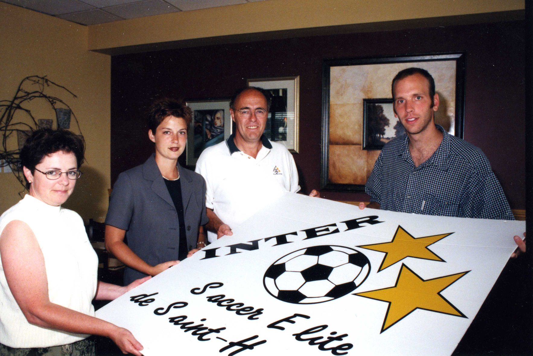 Lancement du 4e tournoi de l’Inter en août 2000. De gauche à droite : Céline Larivière, Annie Fafard, André A. Bourgeois et Robert Holtmann. Photo Centre d’histoire de Saint-Hyacinthe, CH380, Courrier de Saint-Hyacinthe