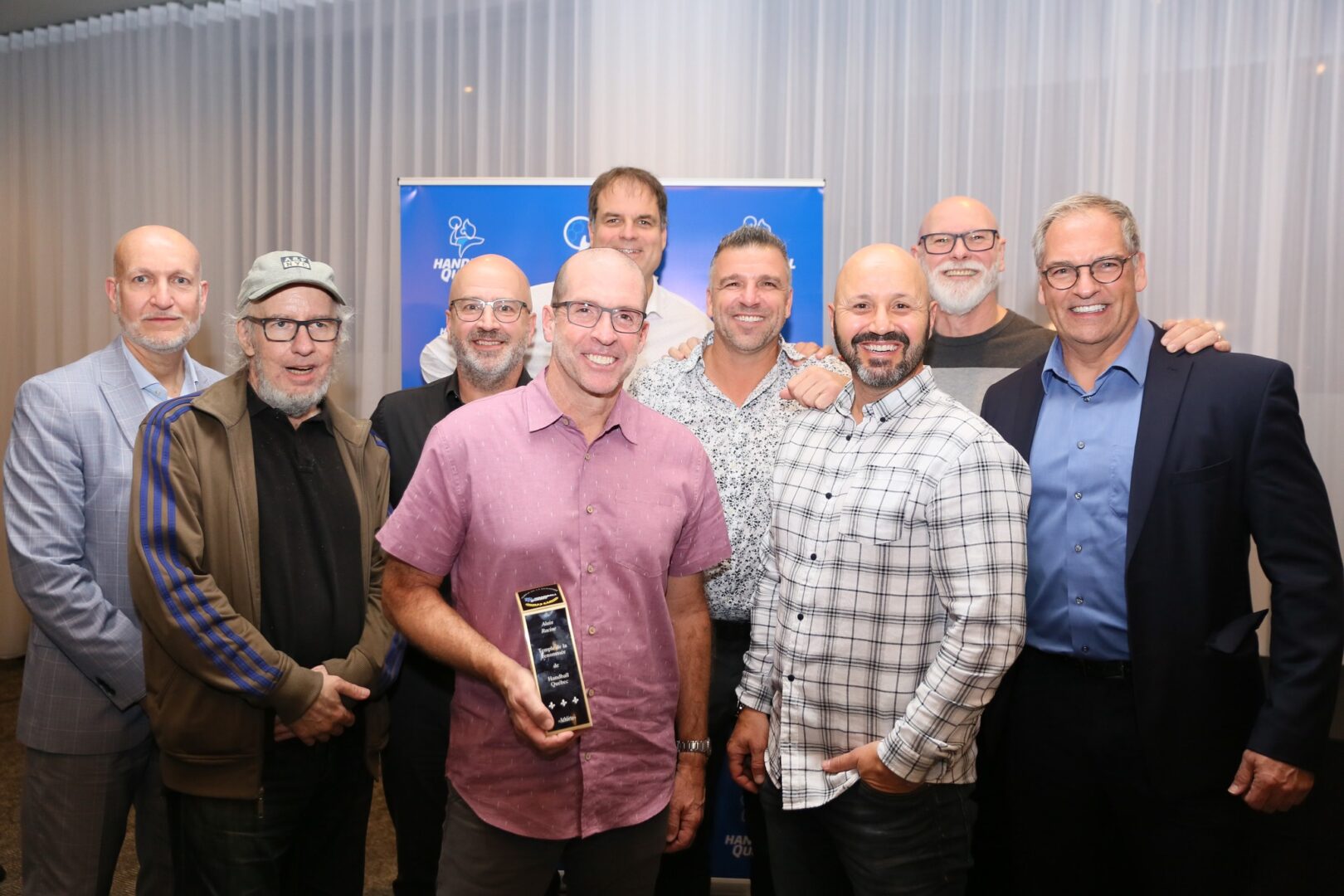 Alain Racine (au centre) a été intronisé au Temple de la renommée du handball québécois en étant entouré d’anciens coéquipiers venus célébrer cet honneur avec lui. Photo gracieuseté