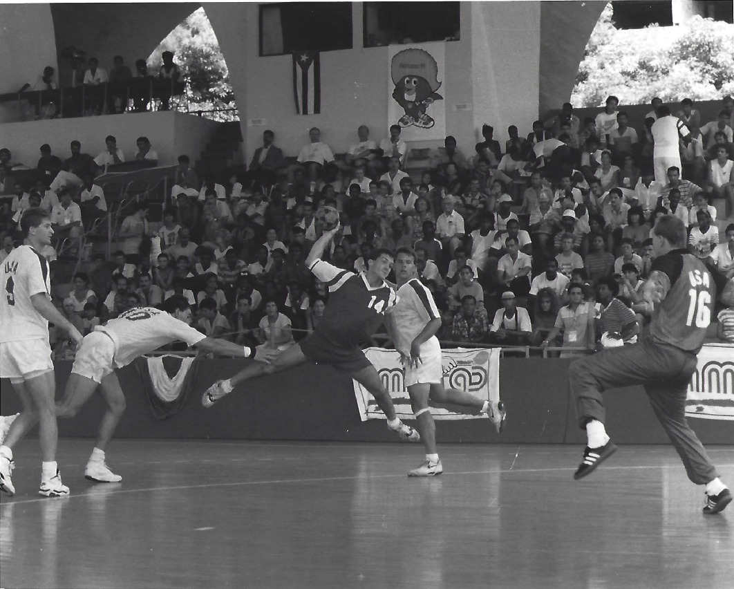 Alain Racine (avec le ballon) était l’un des meilleurs joueurs de handball au pays dans les années 1990. Photo gracieuseté