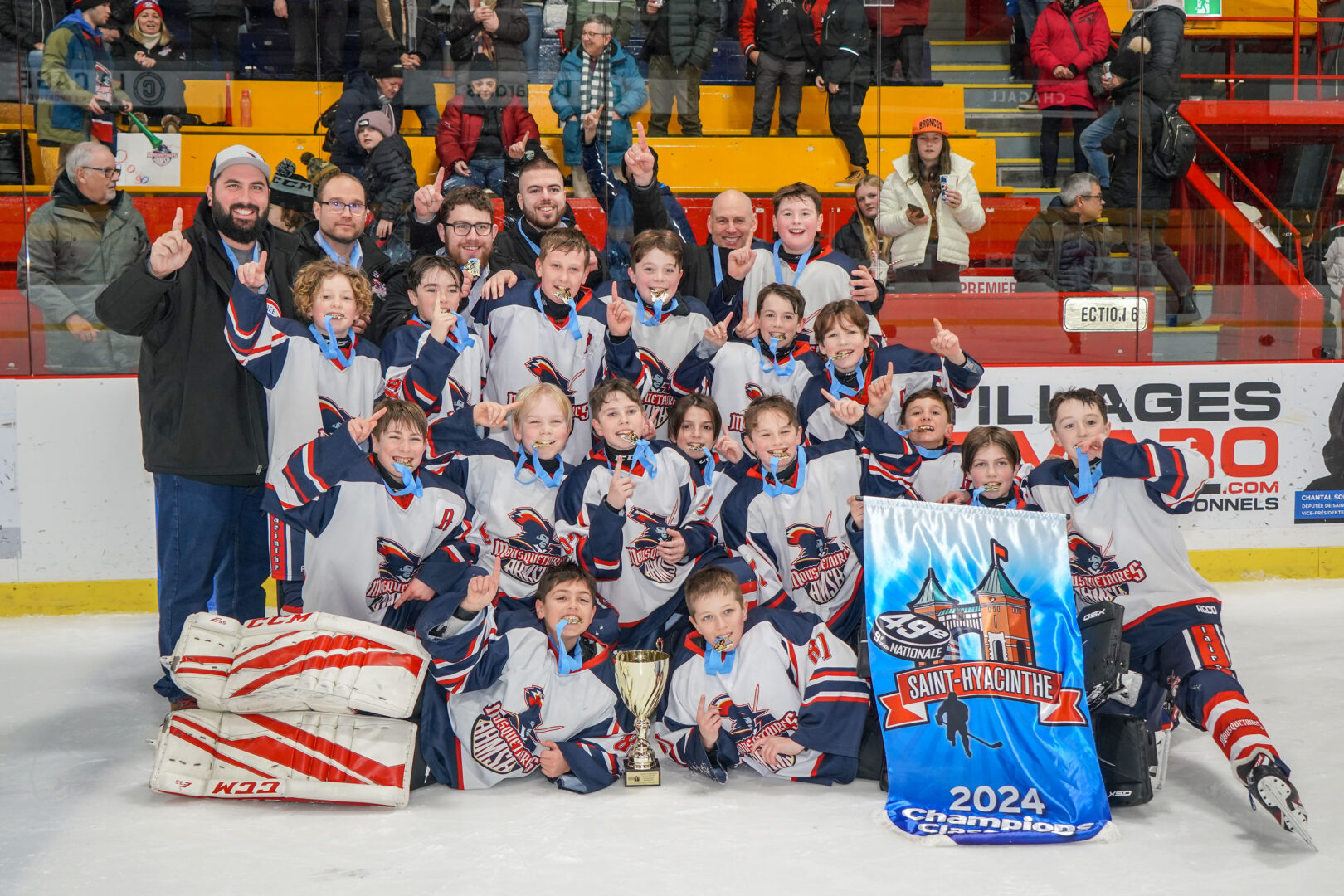 Les Mousquetaires de Saint-Hyacinthe M13 BB ont été sacrés champions du Tournoi national de hockey M13 de Saint-Hyacinthe dans leur catégorie. Photo François Larivière | Le Courrier ©