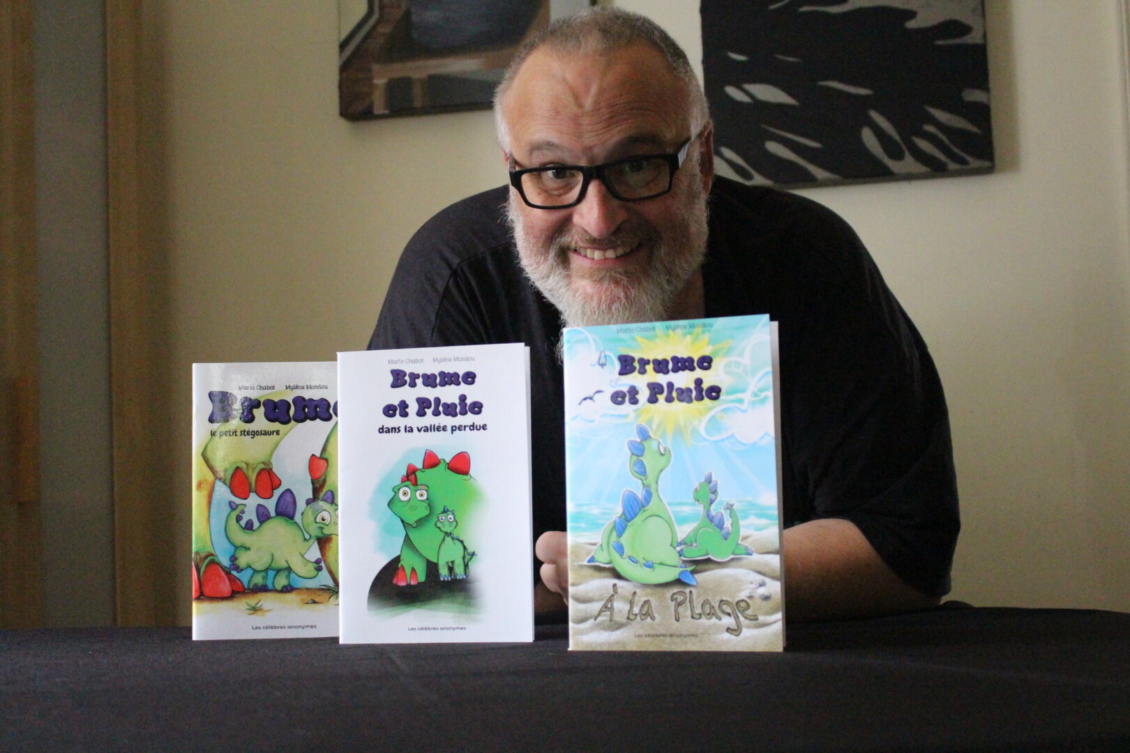 L’auteur maskoutain Mario Chabot a dévoilé le livre Brume et Pluie à la plage, le troisième tome de sa série jeunesse. Photo gracieuseté