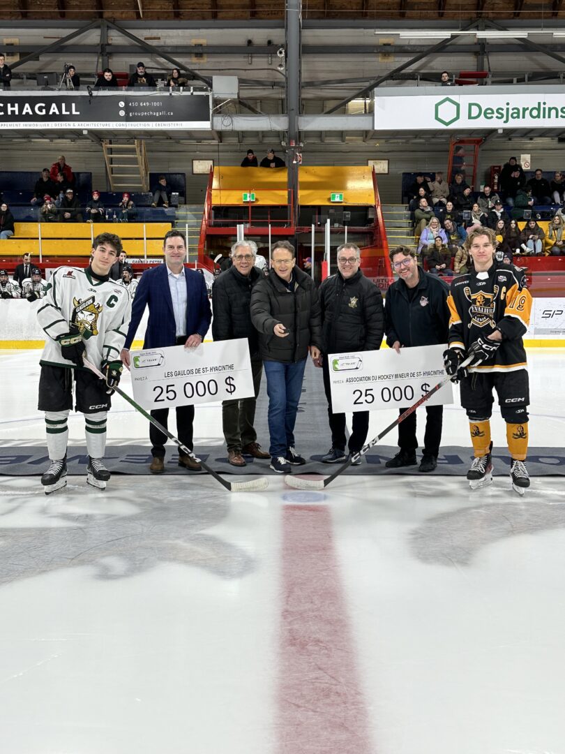 Le comité organisateur du Championnat national de hockey M18, dont le tournoi s’était déroulé au printemps, a remis des montants de 25 000 $ aux Gaulois de Saint-Hyacinthe et à l’Association de hockey mineur de Saint-Hyacinthe. Photo gracieuseté