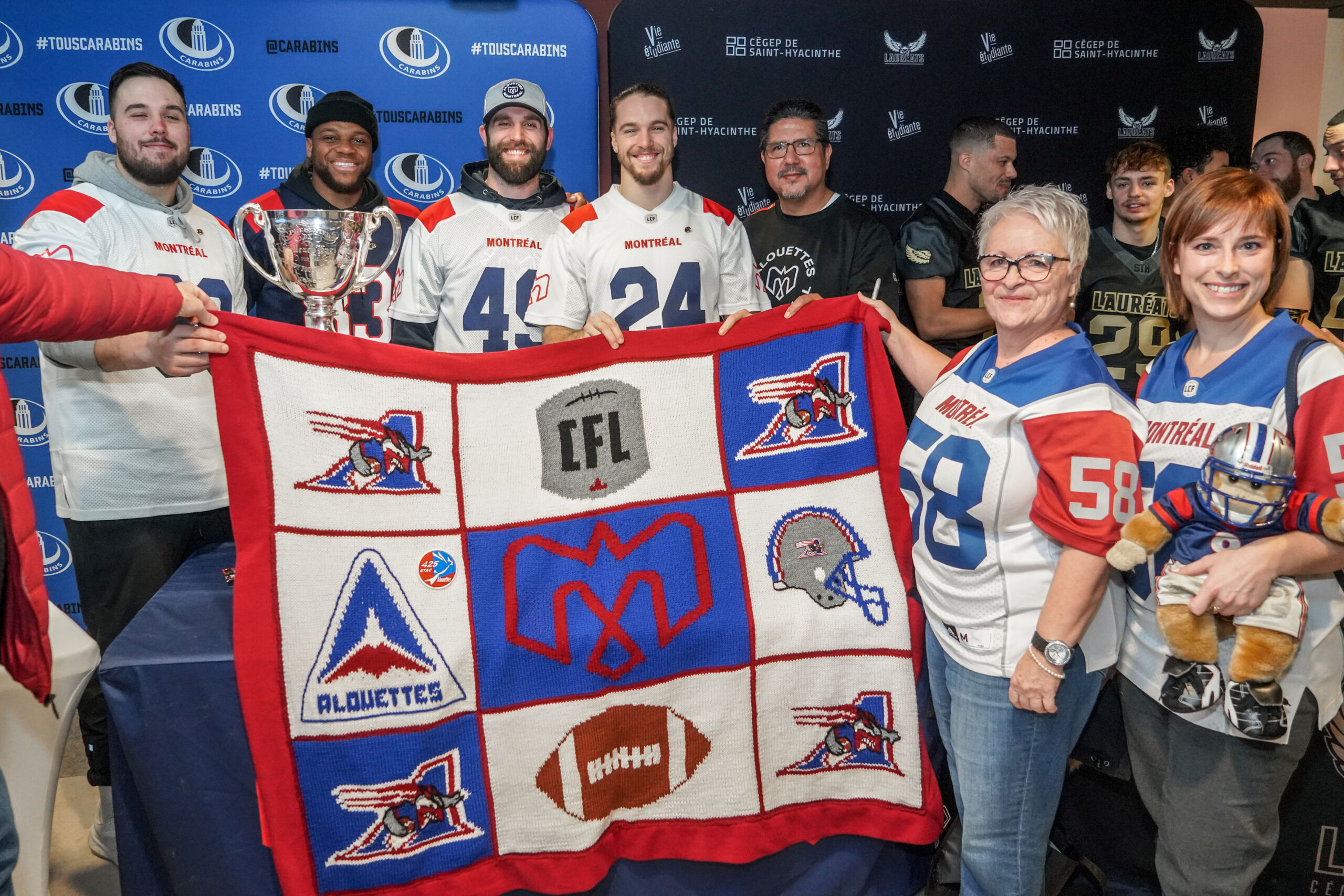 De ferventes partisanes des Alouettes, heureuses de rencontrer les joueurs Pier-Olivier Lestage, Régis Cibasu, Frédéric Chagnon, Marc-Antoine Dequoy et l’entraîneur des quarts-arrière Anthony Calvillo. Photo François Larivière | Le Courrier ©