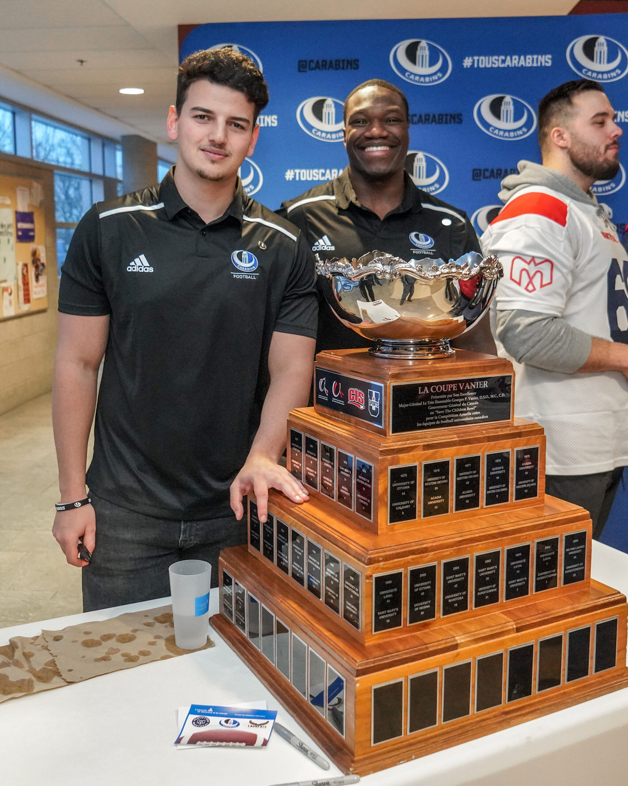 Ilyas Benaddi, un ancien des Lauréats, et Ayman Cissé ont représenté les champions de la Coupe Vanier, les Carabins de l’Université de Montréal. Photo François Larivière | Le Courrier ©