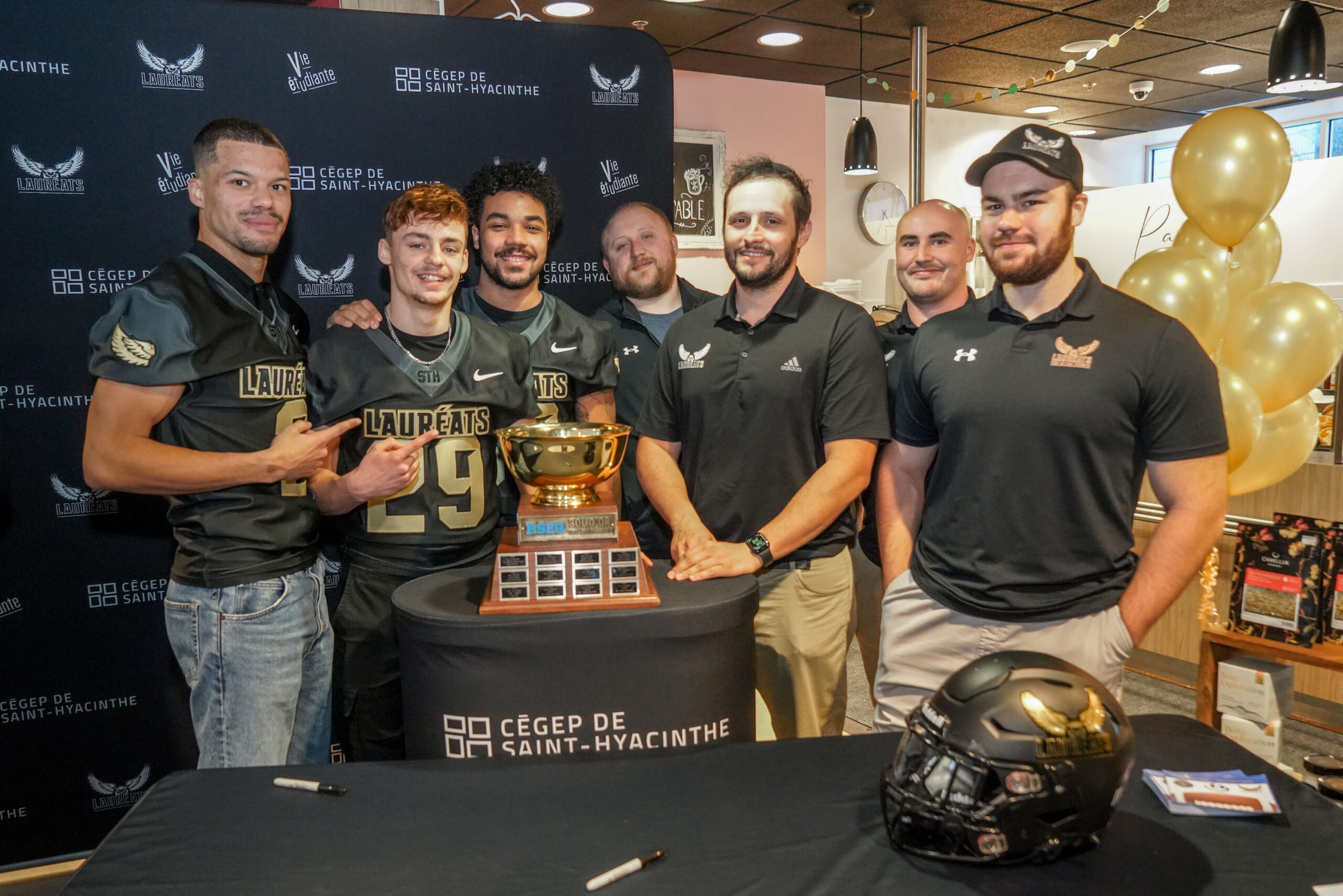 Une partie de l’équipe des Lauréats du Cégep de Saint-Hyacinthe qui a remporté le Bol d’Or en division 2 collégiale du RSEQ. Photo François Larivière | Le Courrier ©