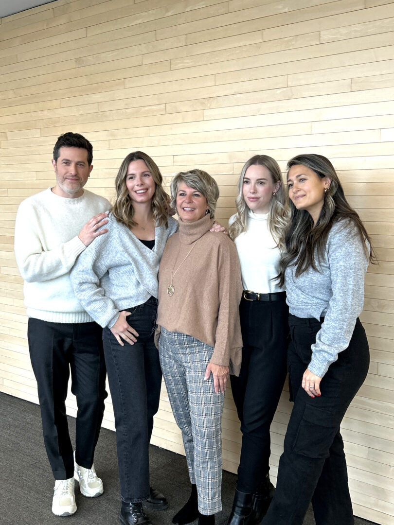 La famille de Gaétan Girouard (au centre) a participé au documentaire Gaétan Girouard : onde de choc, animé par Jean-Philippe Dion (à gauche) et réalisé par Maude Sabbagh (à droite). Photo gracieuseté