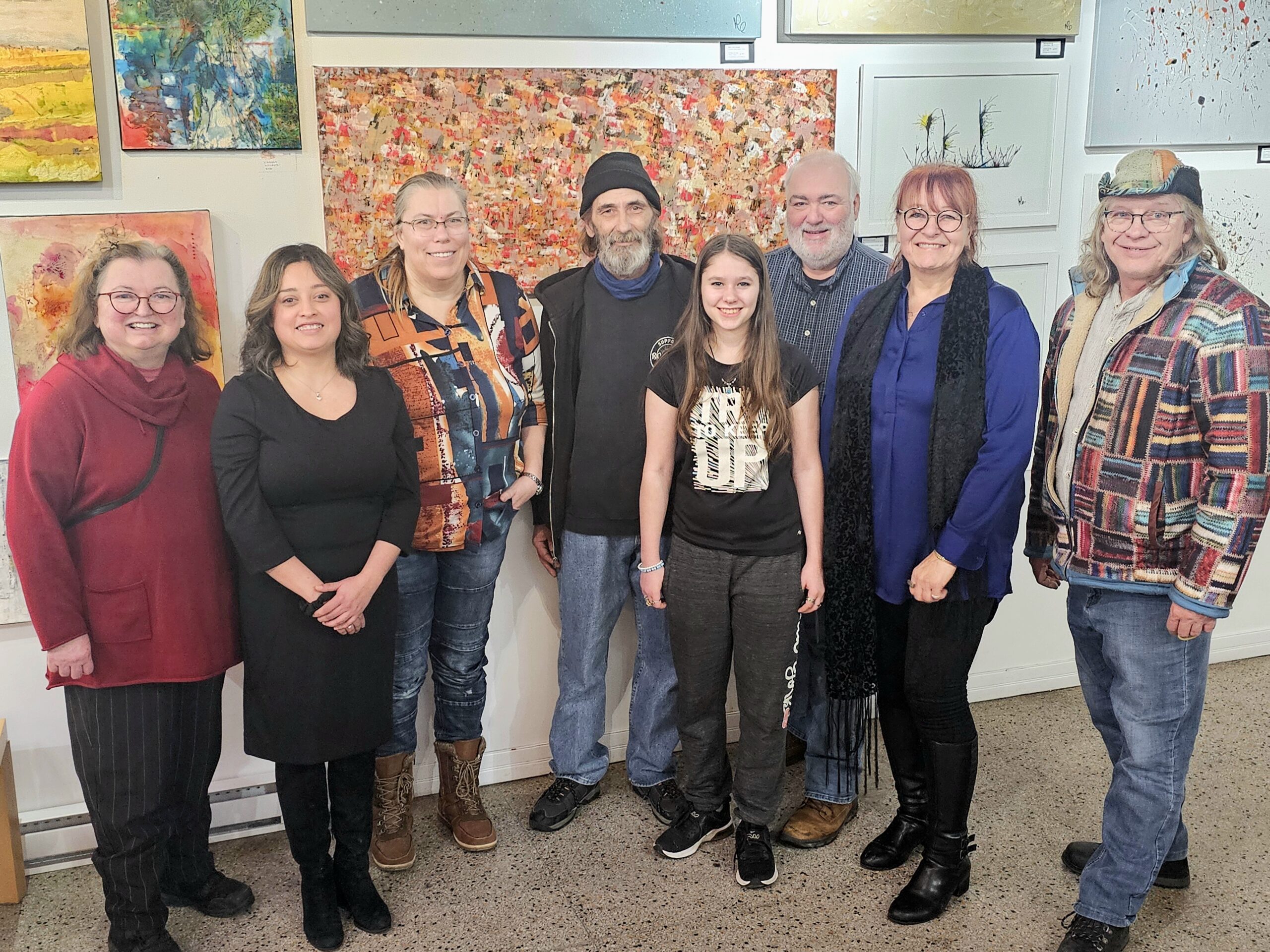 L’exposition collective « M » a pris l’affiche à la galerie 1855. Sur la photo, on trouve les artistes Hélène Marcotte, Maria Estrada, Chantal Duchesneau, Nelson Gamache, Adélaïde Therrien (mur jeunesse), François Larivière, Doris Chassé et Jeannot Caron. Photo Dominic Lepage