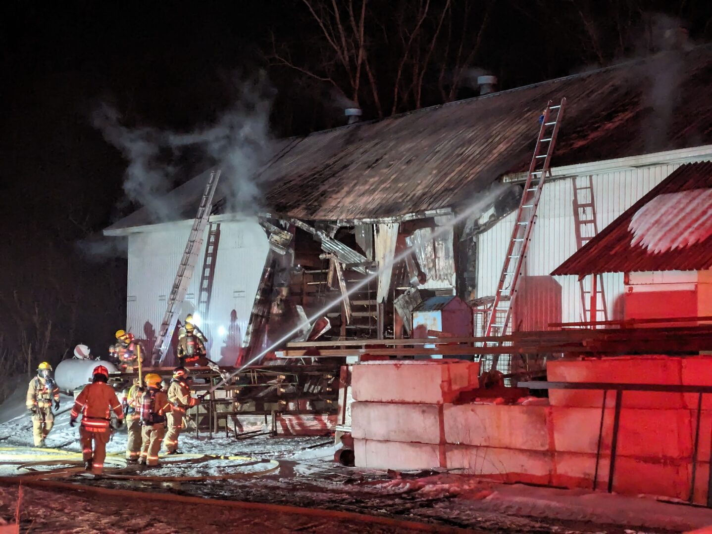 Un important incendie a causé de lourds dommages à l’entreprise Fituro Soudure à Saint-Hugues le 30 janvier. Photo Adam Bolestridge | Le Courrier ©