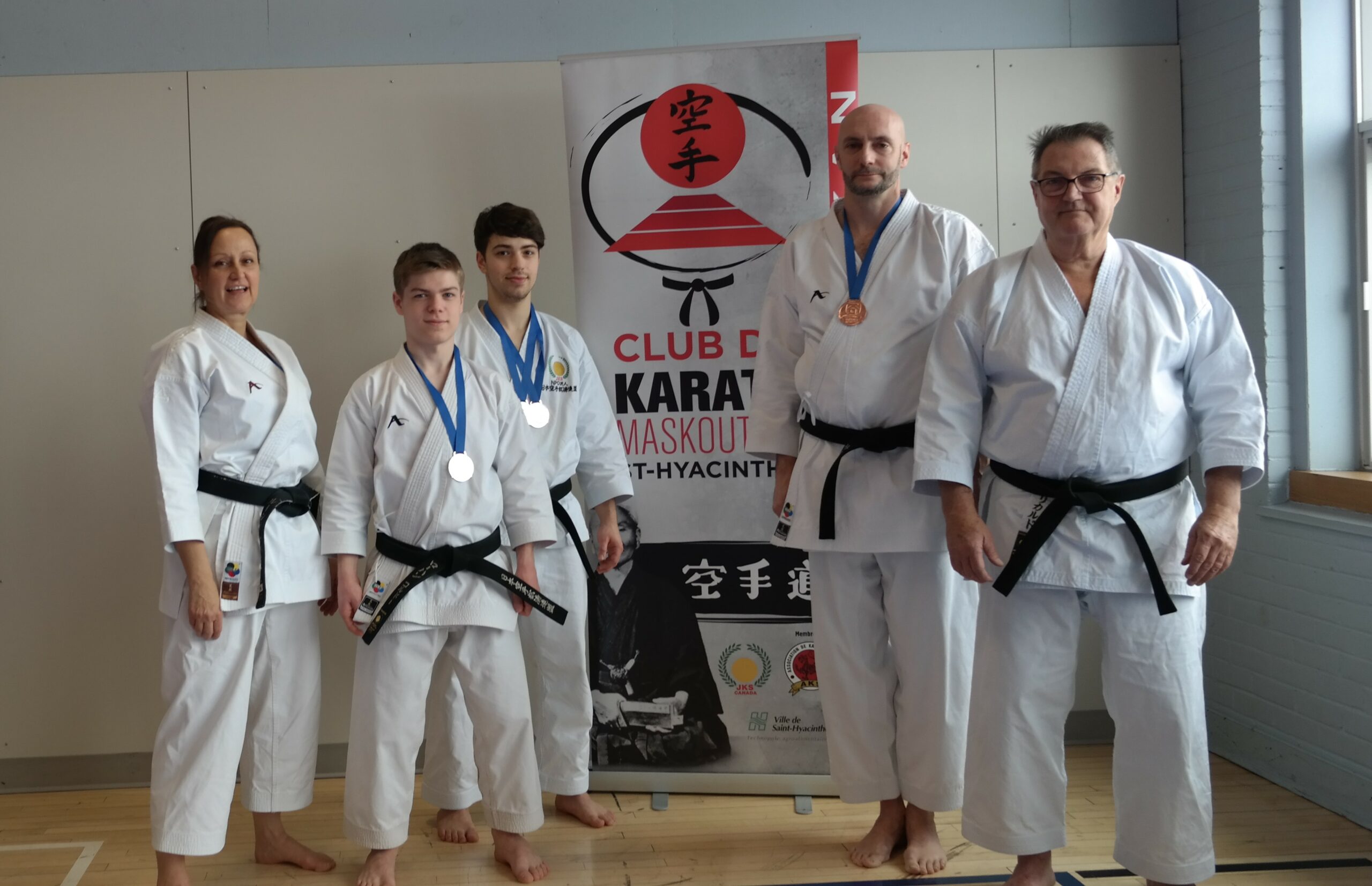 Sur la photo, de gauche à droite, Sensei Lucie Hébert et Sensei Ricardo Ferro entourent les médaillés du Club de karaté maskoutain à la première sélection du Québec, soit Lohan Cordeau, Ulysse Desmarais et Simon Roy. Absent sur la photo : Cédric Vaillancourt. Photo gracieuseté