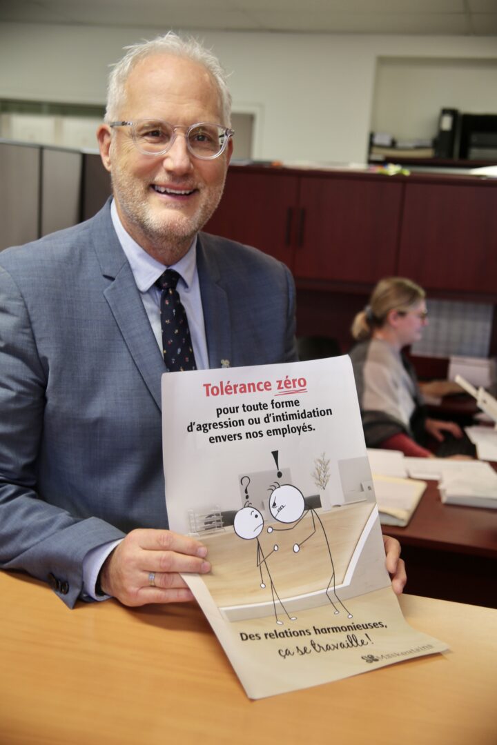 Le directeur général de la MRC des Maskoutains, André Charron, espère que les citoyens seront plus courtois envers le personnel de la MRC grâce à cette nouvelle campagne de sensibilisation. Photo Robert Gosselin | Le Courrier ©