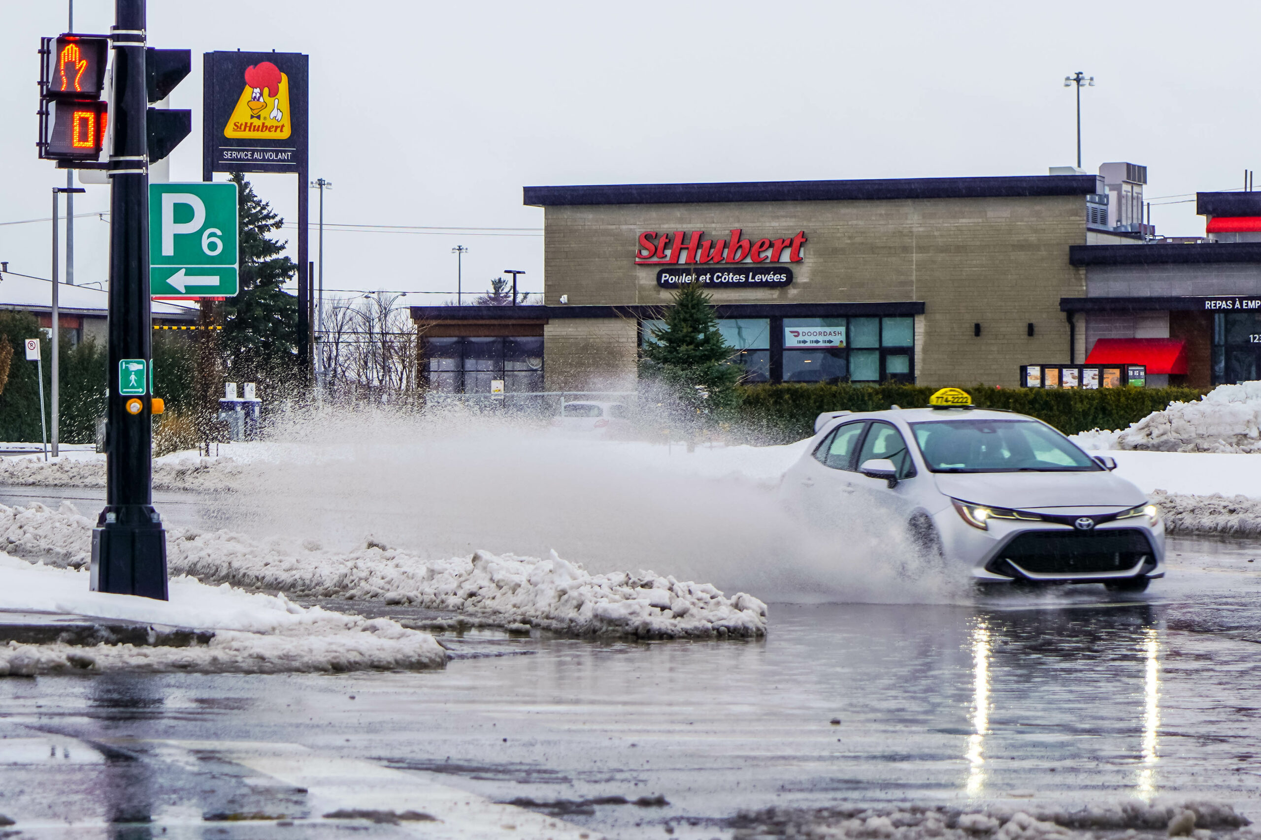 Le cocktail météo des 9 et 10 janvier s’est soldé par des pluies abondantes causant d’importantes accumulations d’eau par endroits. Photo François Larivière | Le Courrier ©