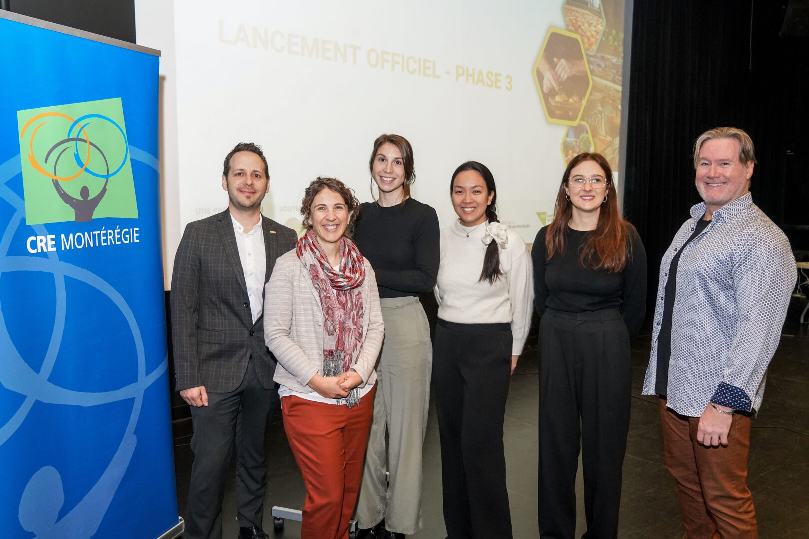 Andréanne Paris, directrice du CRE Montérégie, Sylvain Dupont, conseiller de l’entente sectorielle en bioalimentaire – Montérégie, François Desautels, délégué commercial chez Hydro-Québec ainsi que l’équipe du CRE Montérégie lors du lancement de la troisième phase du projet Symbiose agroalimentaire Montérégie. Photo François Larivière | Le Courrier ©