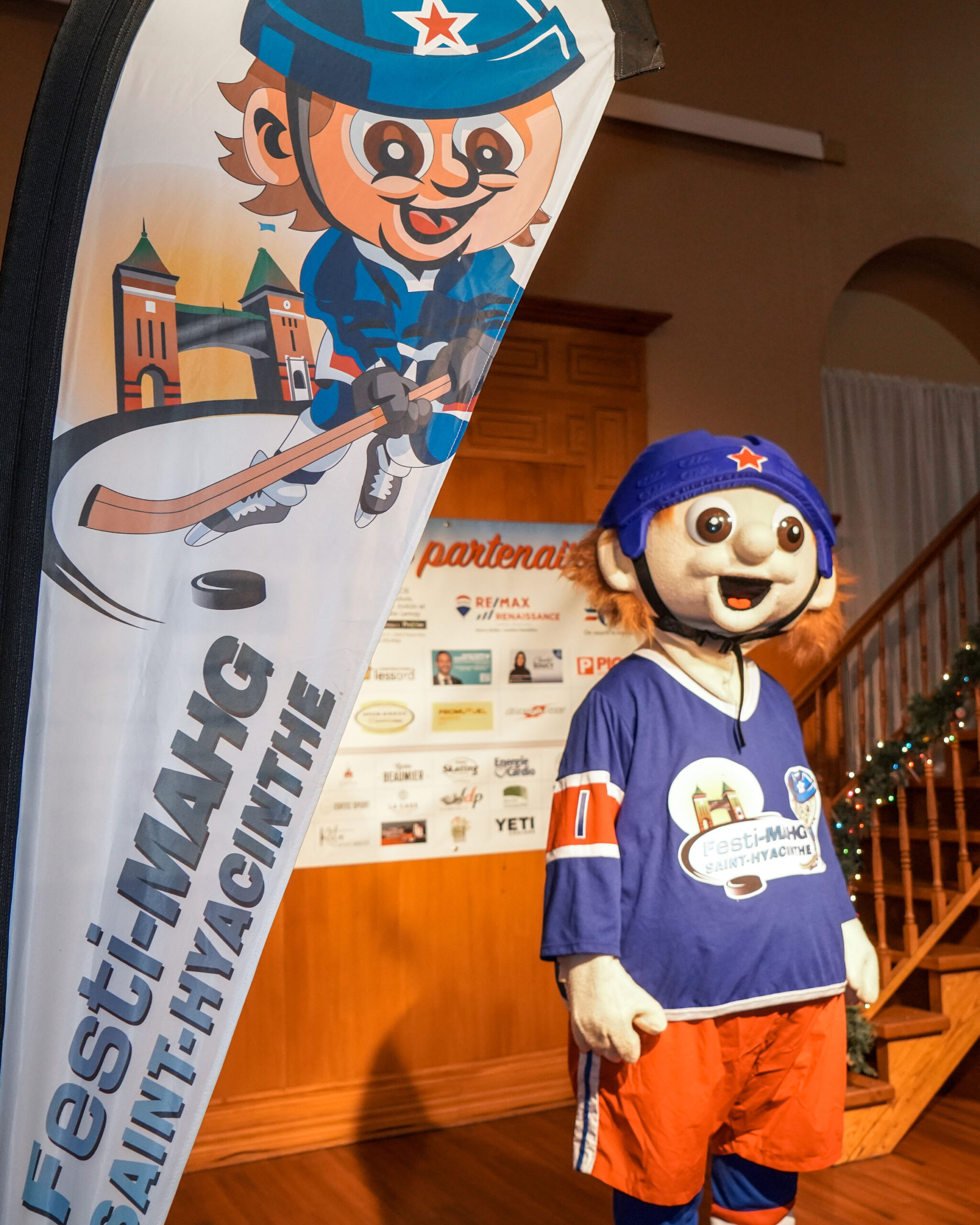 La mascotte du tournoi, Rookie, est prête à reprendre du service pour le plaisir des petits hockeyeurs. Photo François Larivière | Le Courrier ©