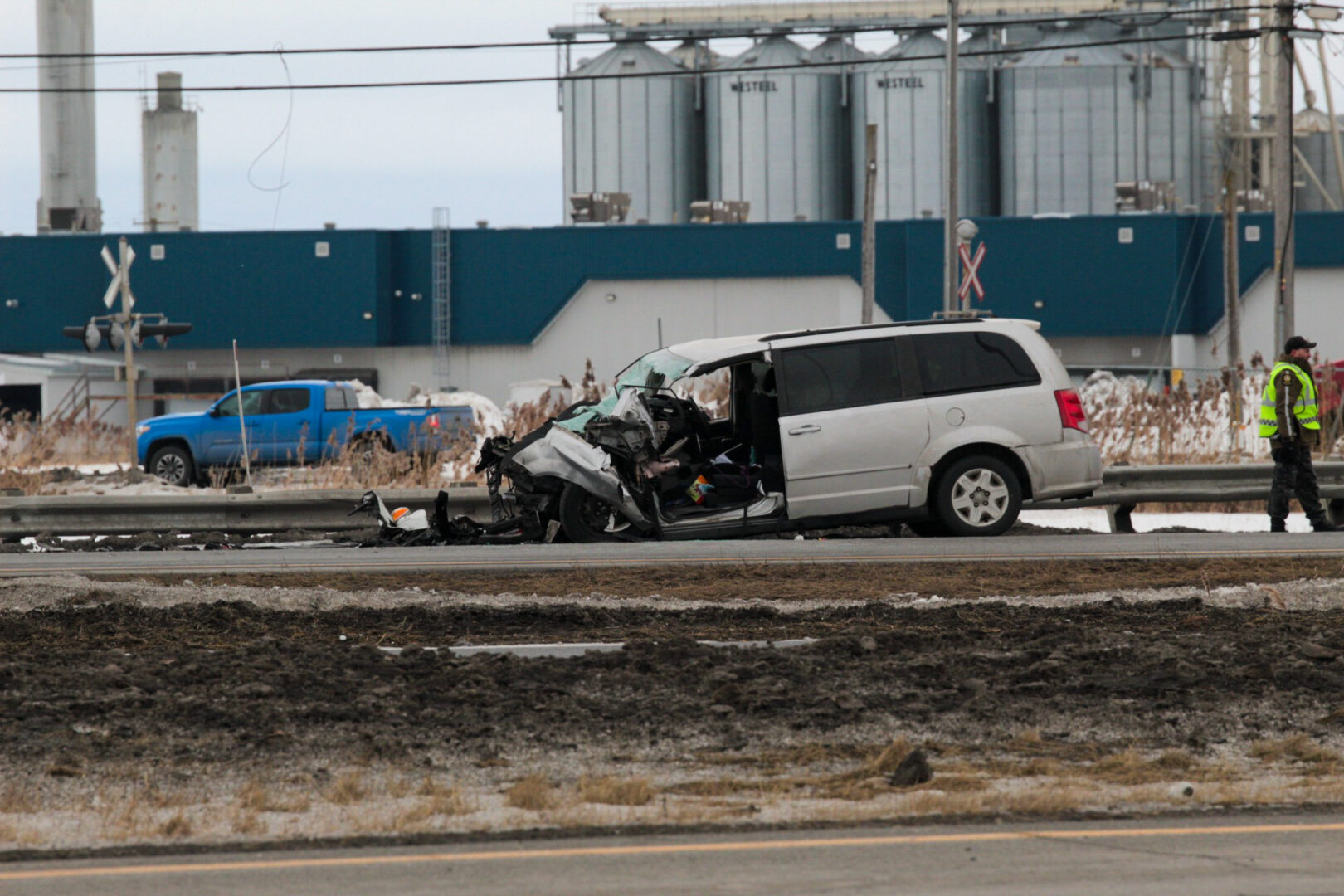 Une minifourgonnette est entrée en collision à pleine vitesse avec un semi-remorque immobilisé au passage à niveau de l’autoroute 20 Ouest à Saint-Hyacinthe, le 29 janvier, vers 11 h 20. Photo Adam Bolestridge | Le Courrier ©