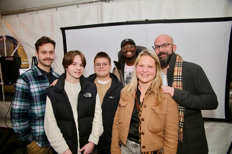 La famille d’honneur du Quillothon 2024 est composée de Stéphanie Blanchette, de son conjoint David Trudeau-Lebeau et de leurs trois fils, Thomas, Antoine et Jacob. Ils posent ici en compagnie de Kevin Raphaël, porte-parole de Grands frères Grandes Sœurs de la Montérégie. Photo Robert Gosselin | Le Courrier ©