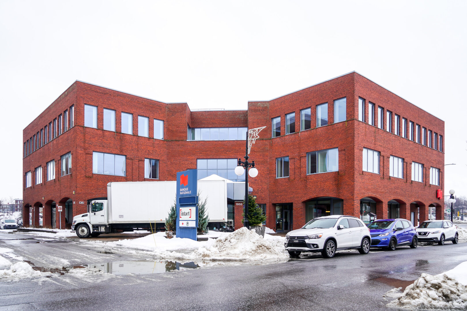 La bâtisse où se trouve la Banque Nationale au centre-ville accueillera bientôt la centaine d’employés du Centre de services scolaire de Saint-Hyacinthe pendant environ deux ans. Photo François Larivière | Le Courrier ©