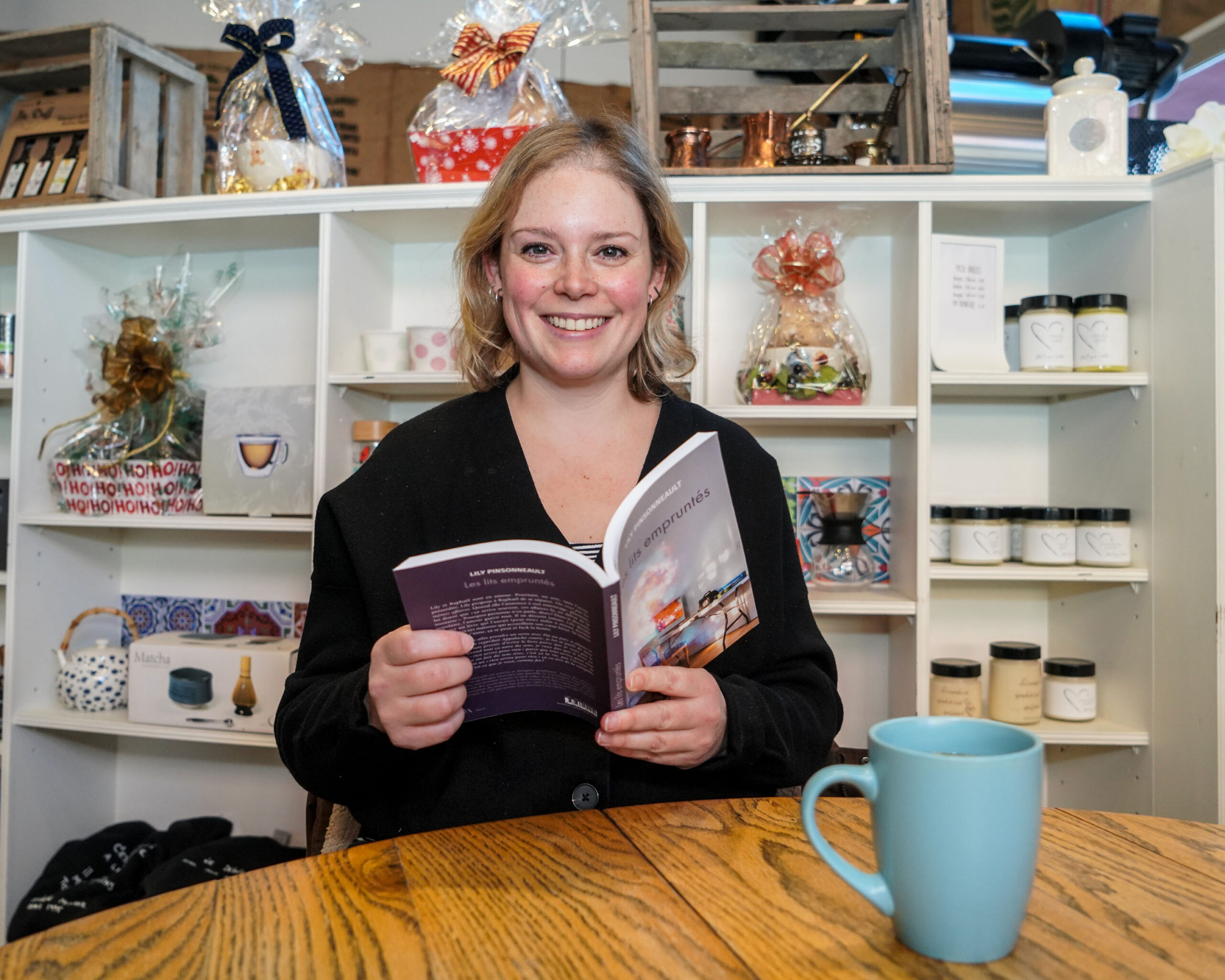 Dans son livre Les lits empruntés, l’autrice maskoutaine Lily Pinsonneault raconte sans détour les hauts et les bas d’une peine d’amour qu’elle a vécue. Photo François Larivière | Le Courrier ©