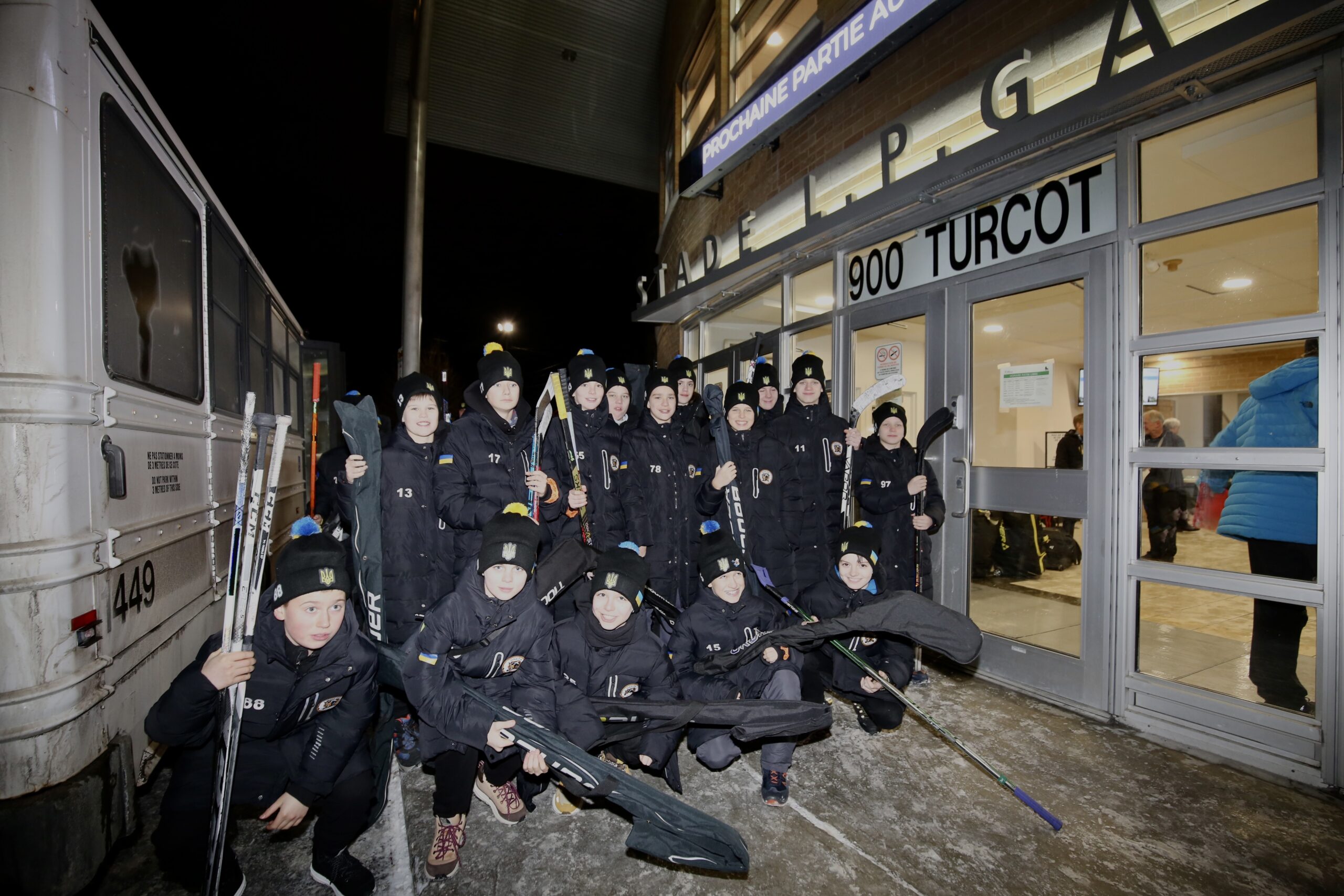 L’équipe de l’Ukraine a fait son arrivée au Stade L.-P.-Gaucher lundi soir en vue de sa participation au Tournoi national de hockey M13 de Saint-Hyacinthe. Photo Robert Gosselin | Le Courrier ©