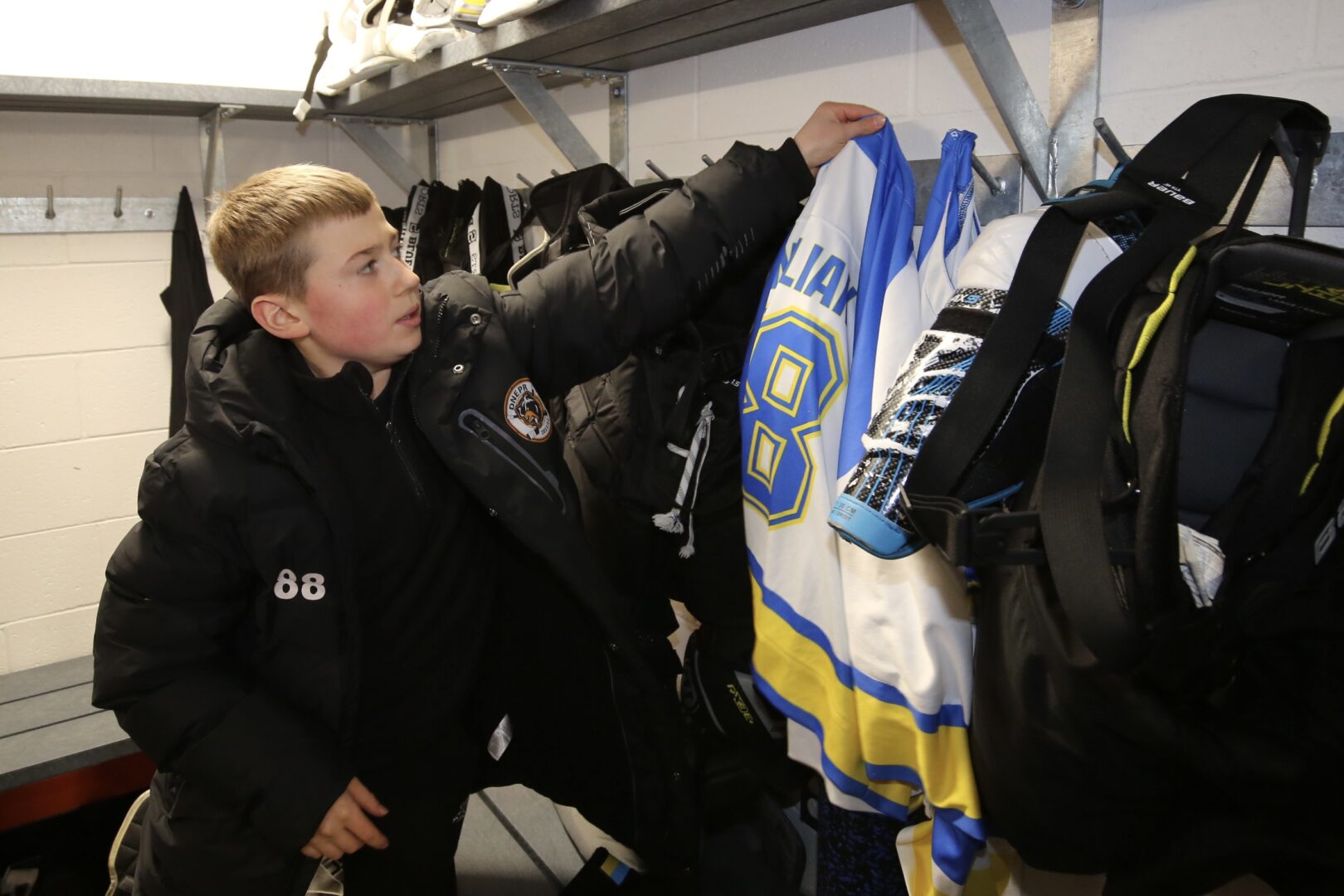 Les gilets aux couleurs de l’Ukraine ornaient déjà l’un des vestiaires du Stade L.-P.-Gaucher quelques minutes après l’arrivée des joueurs. Photo Robert Gosselin | Le Courrier ©