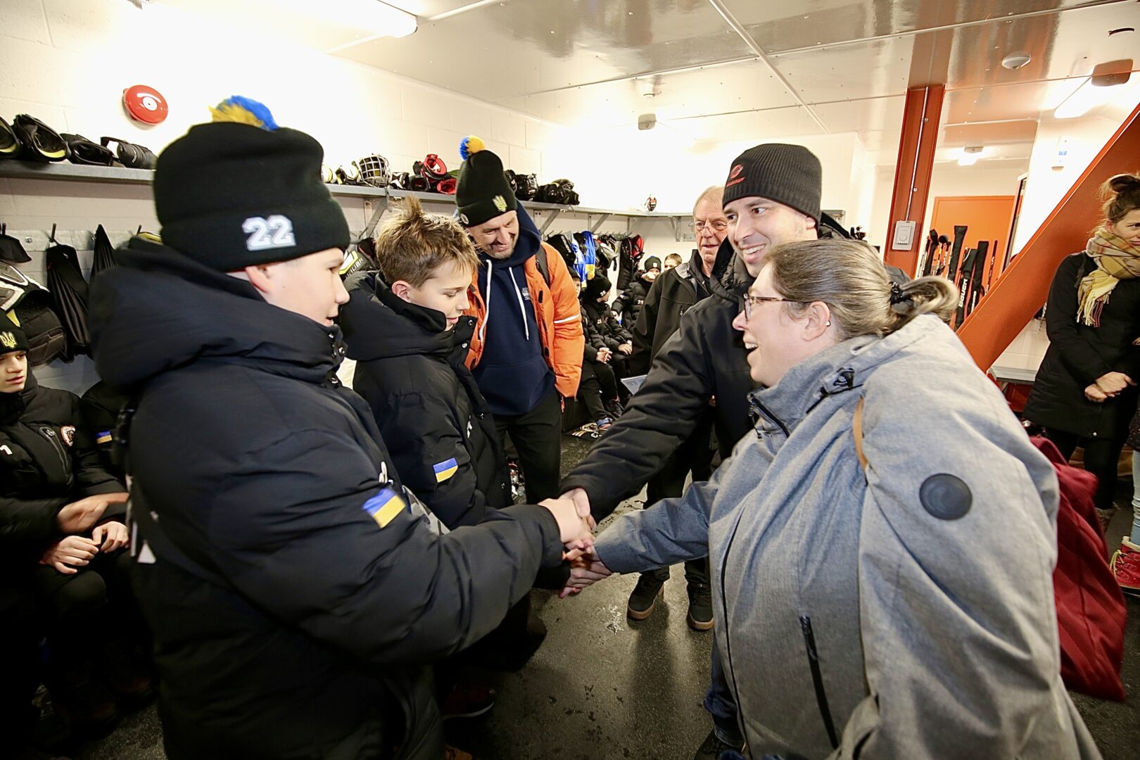 Des joueurs ukrainiens rencontrent la famille d’accueil chez laquelle ils seront hébergés durant leur séjour à Saint-Hyacinthe. Photo Robert Gosselin | Le Courrier ©