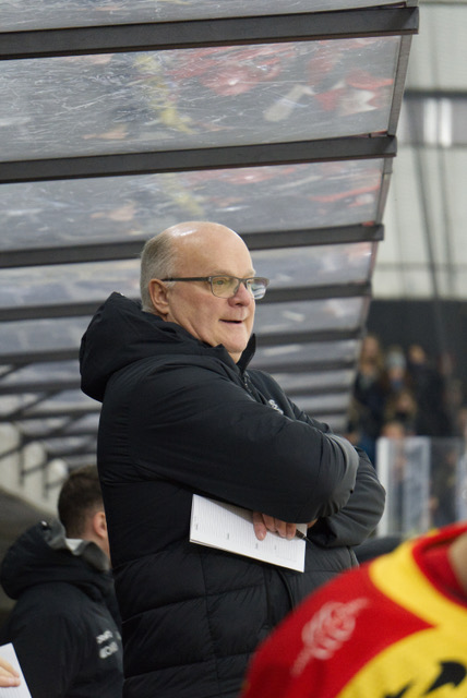 Mario Pouliot derrière le banc du HC Sierre, une équipe professionnelle en Suisse. Photo gracieuseté HC Sierre