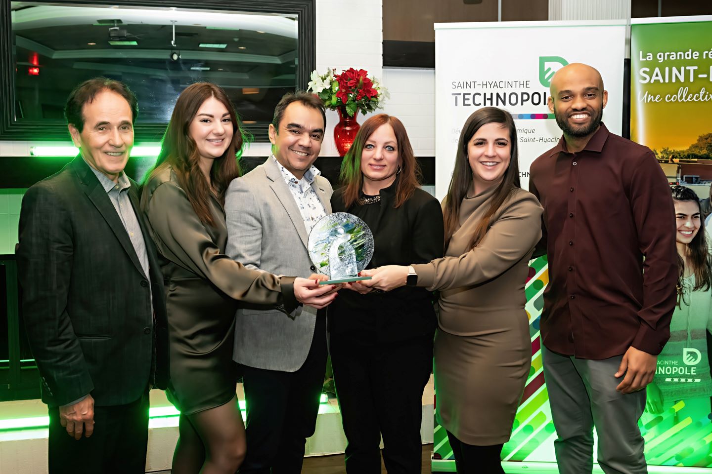 Bernard Forget, président de Saint-Hyacinthe Technopole, en compagnie des représentants de Nutrigroupe, lauréate du prix Entreprise, Maude Compagnat, Alfredo Ariza, Theresa Cocco, Geneviève Jodoin et Ivan Ernesto Nieves Romero. Photo Patrick Roger